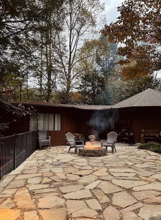 Cabin With Treehouse Views, 3 King Beds, 4 Bunks, And Large Hot Tub! Gatlinburg Luaran gambar