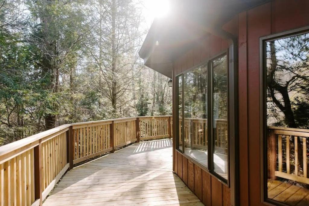 Cabin With Treehouse Views, 3 King Beds, 4 Bunks, And Large Hot Tub! Gatlinburg Luaran gambar