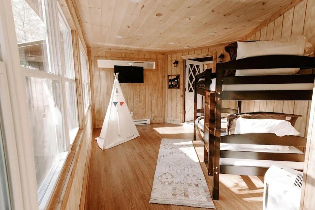 Cabin With Treehouse Views, 3 King Beds, 4 Bunks, And Large Hot Tub! Gatlinburg Luaran gambar