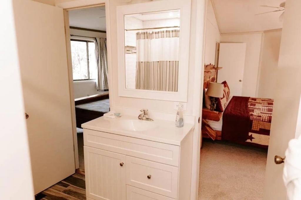 Cabin With Treehouse Views, 3 King Beds, 4 Bunks, And Large Hot Tub! Gatlinburg Luaran gambar