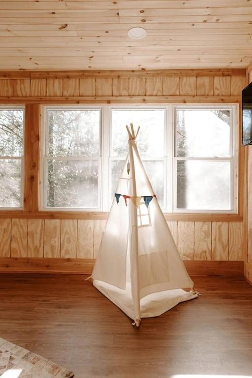 Cabin With Treehouse Views, 3 King Beds, 4 Bunks, And Large Hot Tub! Gatlinburg Luaran gambar